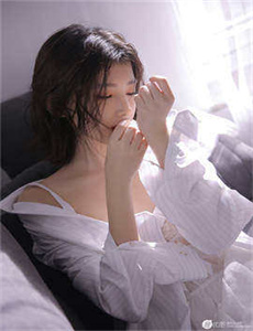 《皇上与太子妃在树下-两名杭州女子去深山买老宅》